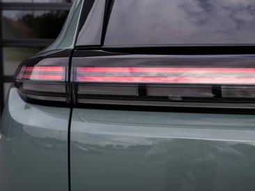 Porsche Cayenne E4 Electric — photo 11