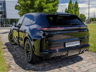 Porsche Cayenne E4 Turbo Electric — photo 3