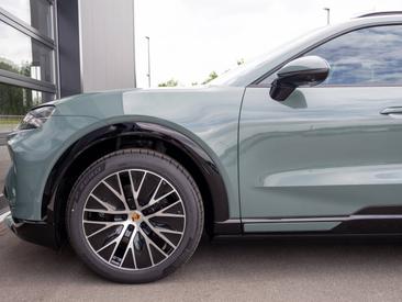 Porsche Cayenne E4 Electric — photo 12