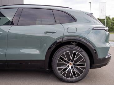Porsche Cayenne E4 Electric — photo 13