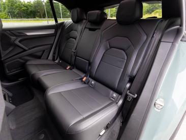 Porsche Cayenne E4 Electric — photo 18