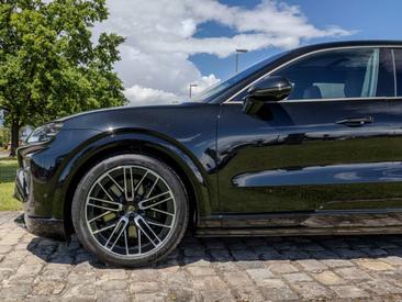 Porsche Cayenne E4 Turbo Electric — photo 13