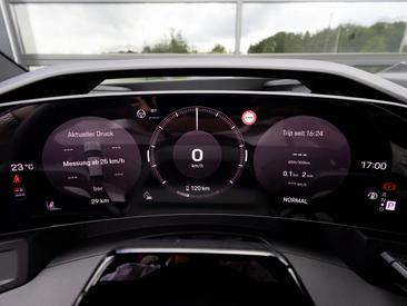 Porsche Cayenne E4 Electric — photo 25