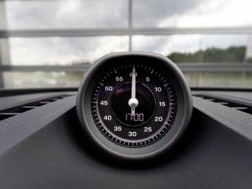 Porsche Cayenne E4 Electric — photo 28