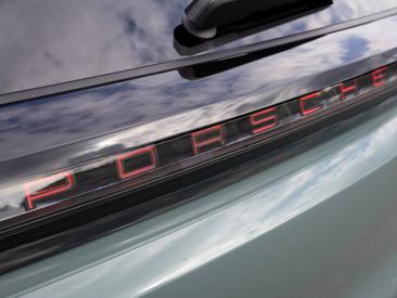 Porsche Cayenne E4 Electric — photo 35