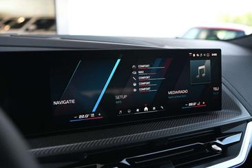BMW XM 50e — photo 9