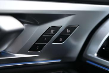 BMW XM 50e — photo 21