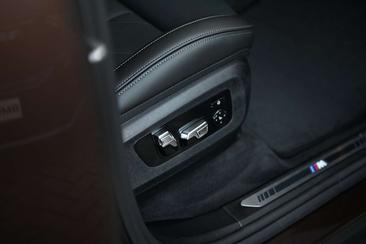 BMW XM 50e — photo 38