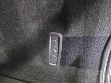 Volvo XC60 B5 R-Design — photo 16