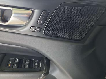 Volvo XC60 B5 R-Design — photo 18