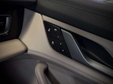 Porsche Taycan 4S — photo 36