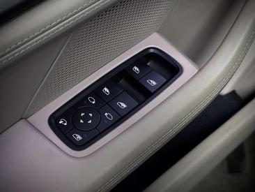 Porsche Taycan 4S — photo 48