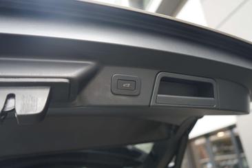 Land Rover Range Rover Velar S 2.0 P400e — photo 28