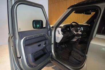 Land Rover Defender 110 D250 X-Dynamic — photo 11