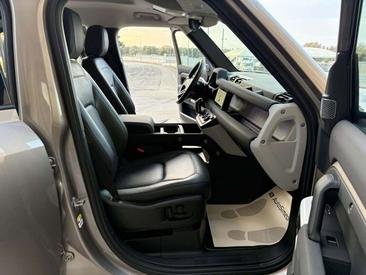 Land Rover Defender 110 SE 3.0D I6 200 CV AWD Auto — photo 9