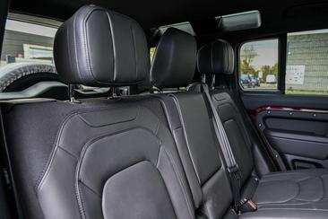 Land Rover Defender 110 D300 MHEV — photo 11