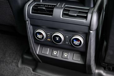 Land Rover Defender 110 D300 MHEV — photo 12
