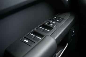 Land Rover Defender 110 D300 MHEV — photo 23