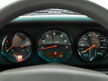 Porsche 993 Carrera Coupé — photo 24