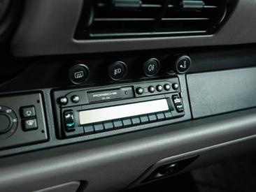 Porsche 993 Carrera Coupé — photo 28