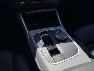 BMW 318i Sport — photo 11