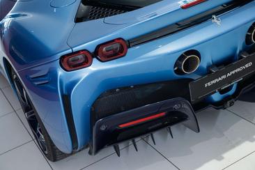Ferrari SF90 Spider — photo 9