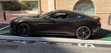 Aston Martin Vanquish — photo 5