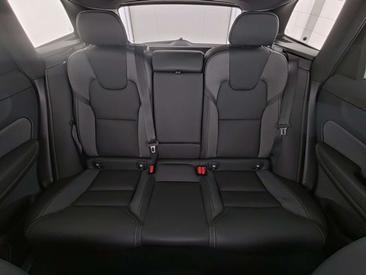 Volvo XC60 B5 — photo 10