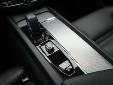 Volvo XC60 T6 Recharge R-Design — photo 27