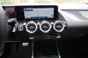 Mercedes GLA 200 AMG Line — photo 16