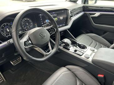 Volkswagen Touareg R-Line — photo 8