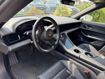 Porsche Taycan Base — photo 9