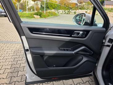 Porsche Cayenne III — photo 18