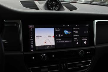 Porsche Macan Electrique Base — photo 20
