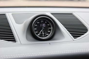 Porsche Macan Electrique Base — photo 28