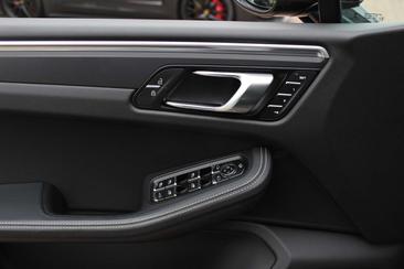 Porsche Macan Electrique Base — photo 32