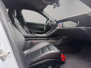 Porsche Taycan — photo 10