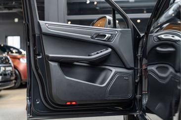 Porsche Macan T — photo 27