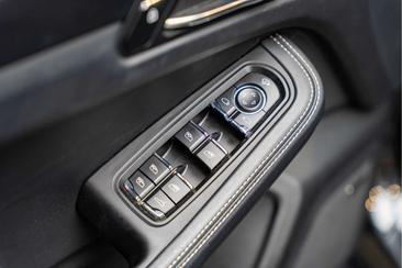 Porsche Macan T — photo 28