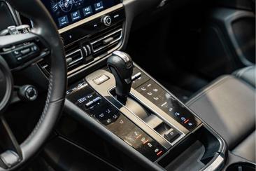 Porsche Macan T — photo 33