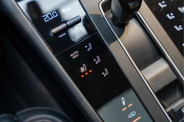 Porsche Macan T — photo 36