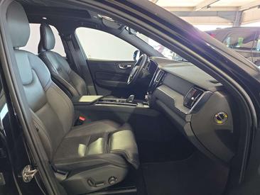 Volvo XC60 B5 R-Design — photo 11