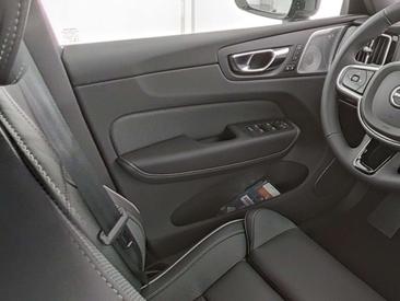 Volvo XC60 B5 — photo 12