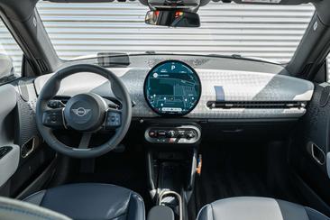 Mini Hatch Favoured Cooper SE — photo 3