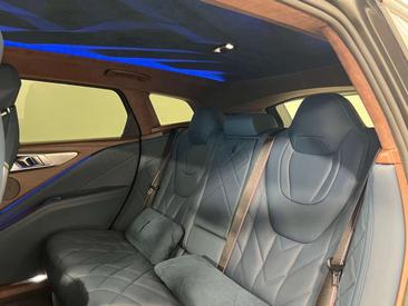 BMW XM — photo 8