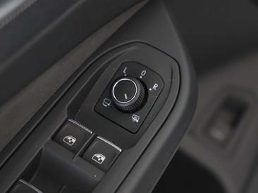 Volkswagen Golf R-Line — photo 11