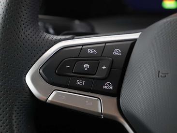 Volkswagen Golf R-Line — photo 14
