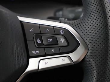 Volkswagen Golf R-Line — photo 16