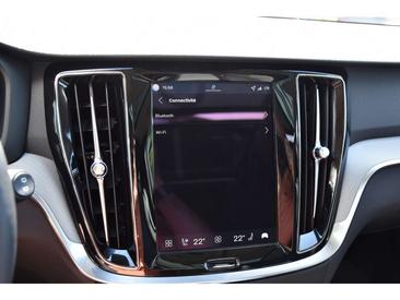 Volvo V60 B4 Plus — photo 12