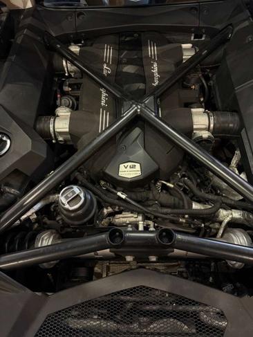 Lamborghini Aventador — photo 11